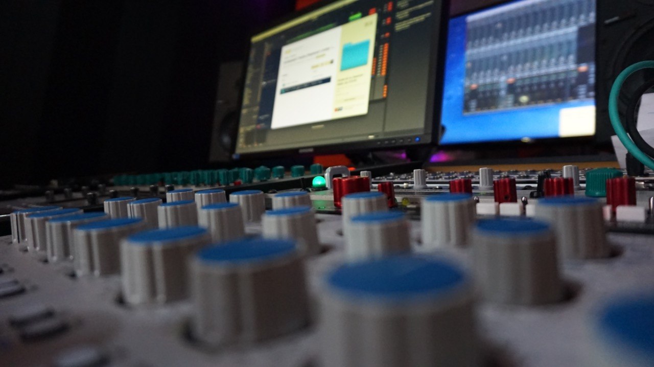 Mesa de trabalho e equipamento de áudio no estúdio