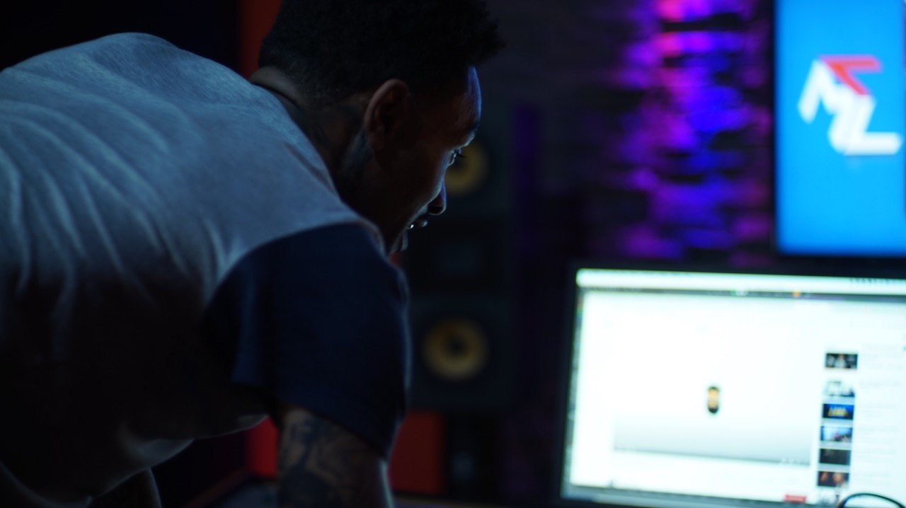 Sessão de produção musical em estúdio